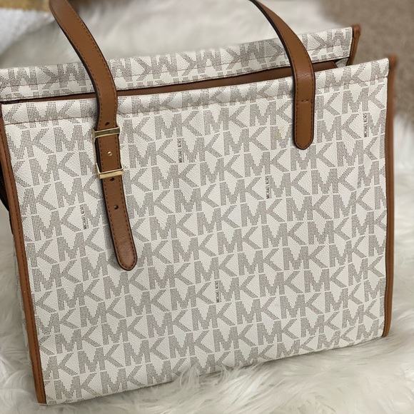❌SOLD❌ MICHAEL KORS PURSE - Picture 4 of 4
